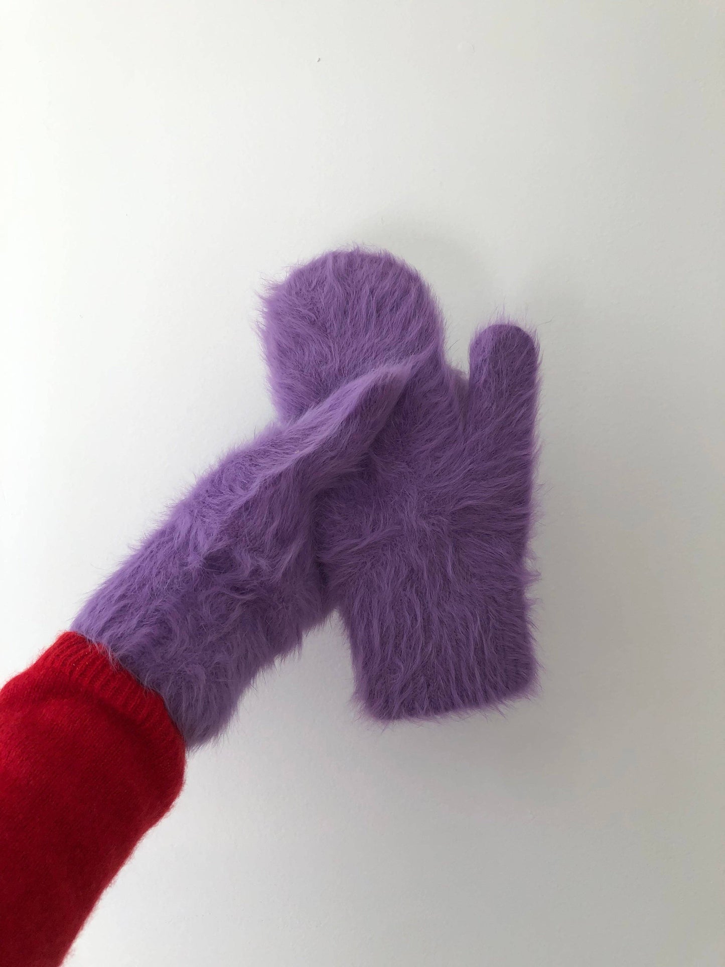 FLUFFY ANGORA MITTENS - crystal brights: Holly red ( Mid of November )