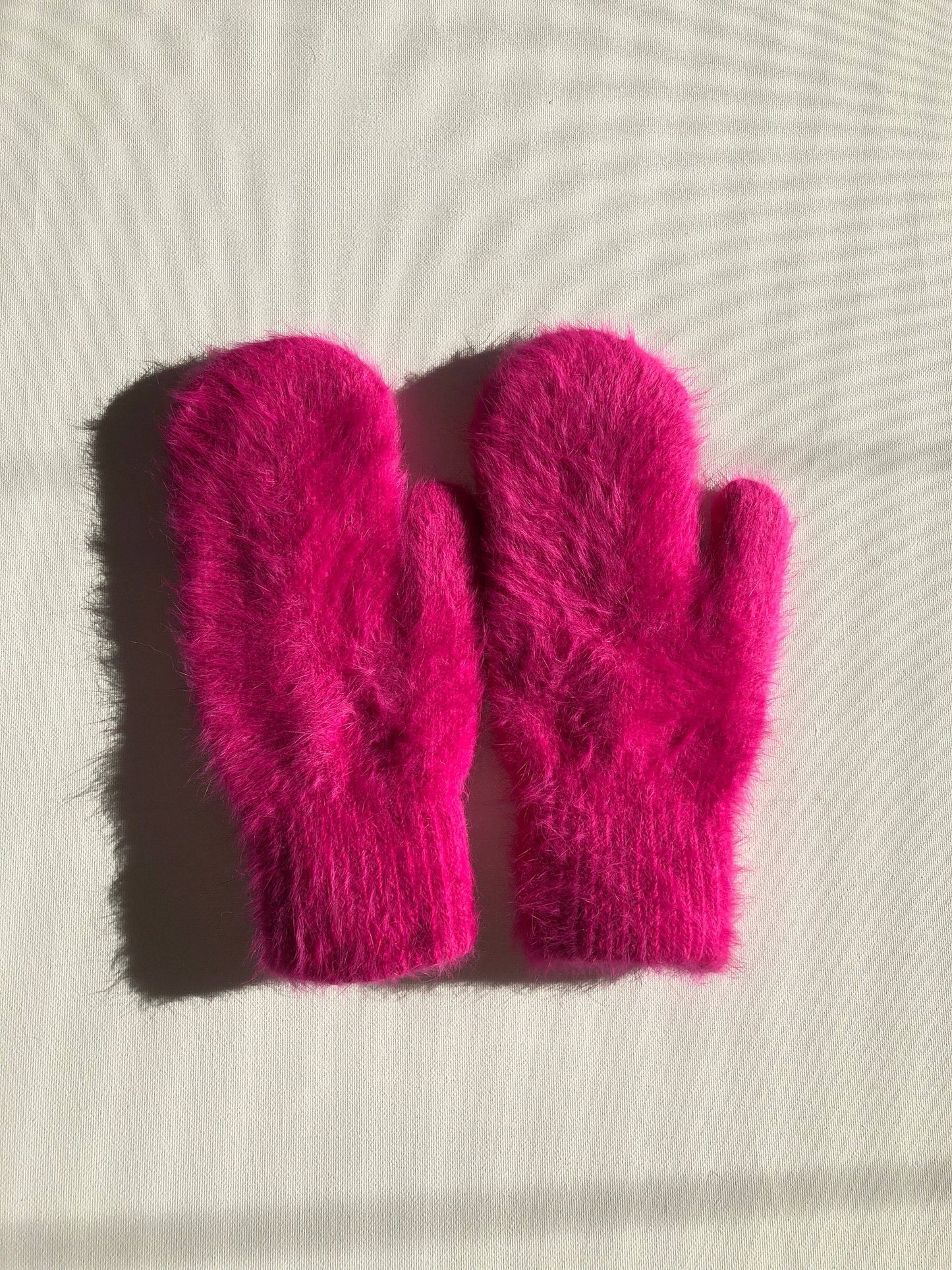 FLUFFY ANGORA MITTENS - crystal brights: Holly red ( Mid of November )