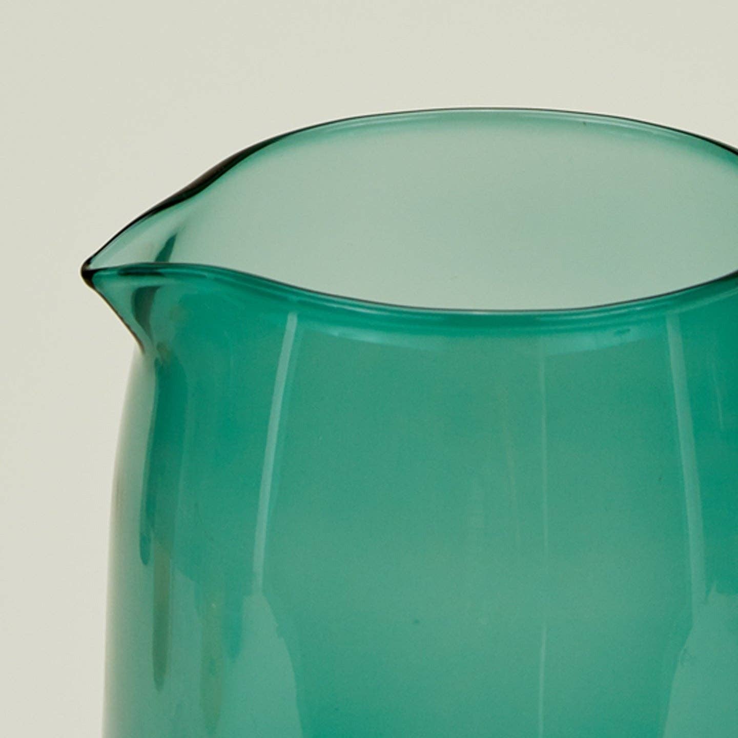 ESSENTIAL GLASSWARE - PITCHERS: BLUE