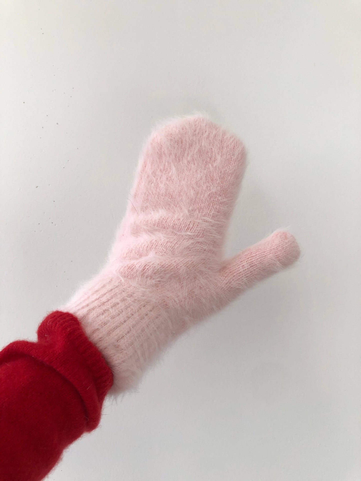 FLUFFY ANGORA MITTENS - crystal brights: Holly red ( Mid of November )