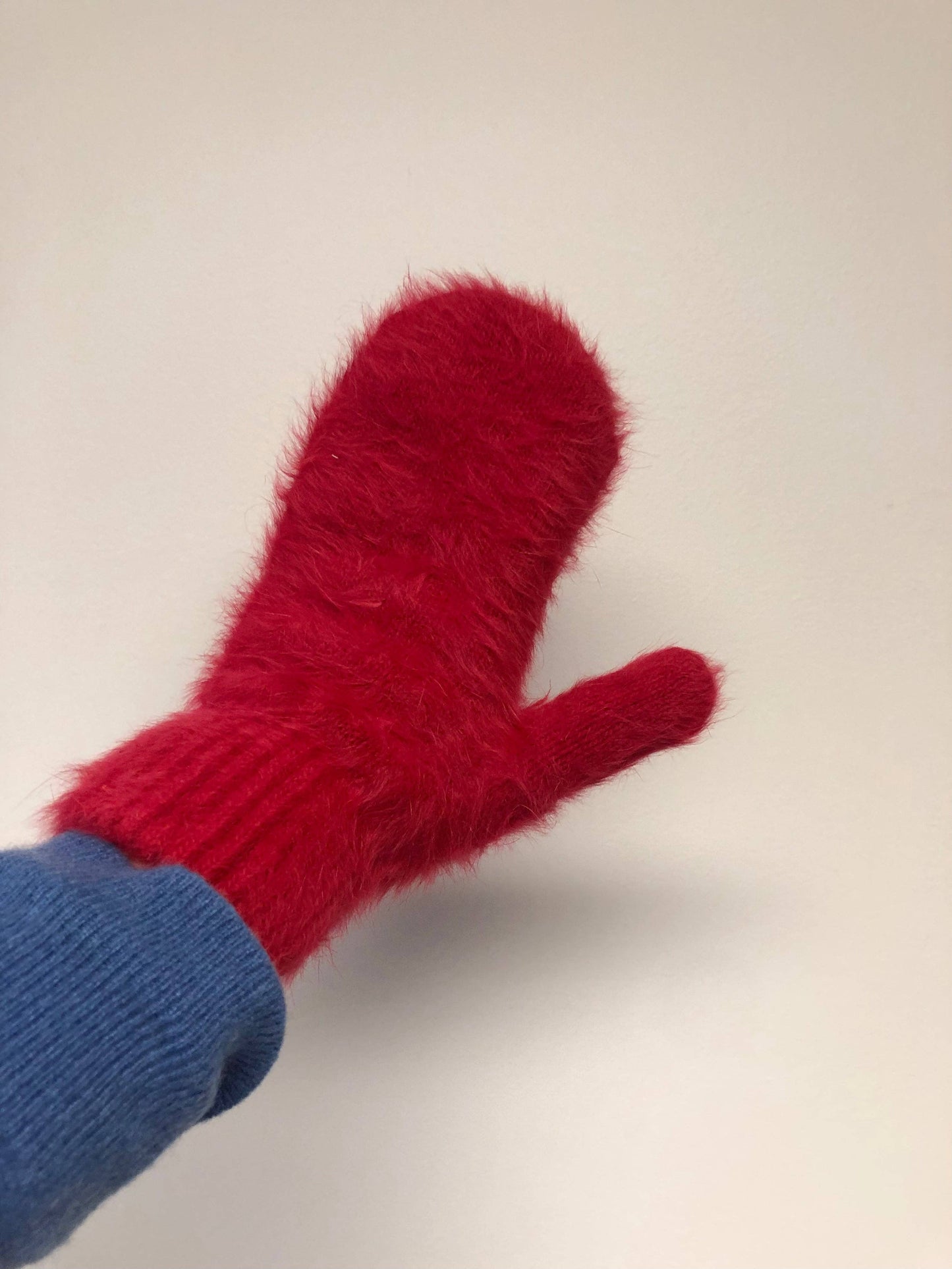 FLUFFY ANGORA MITTENS - crystal brights: Holly red ( Mid of November )