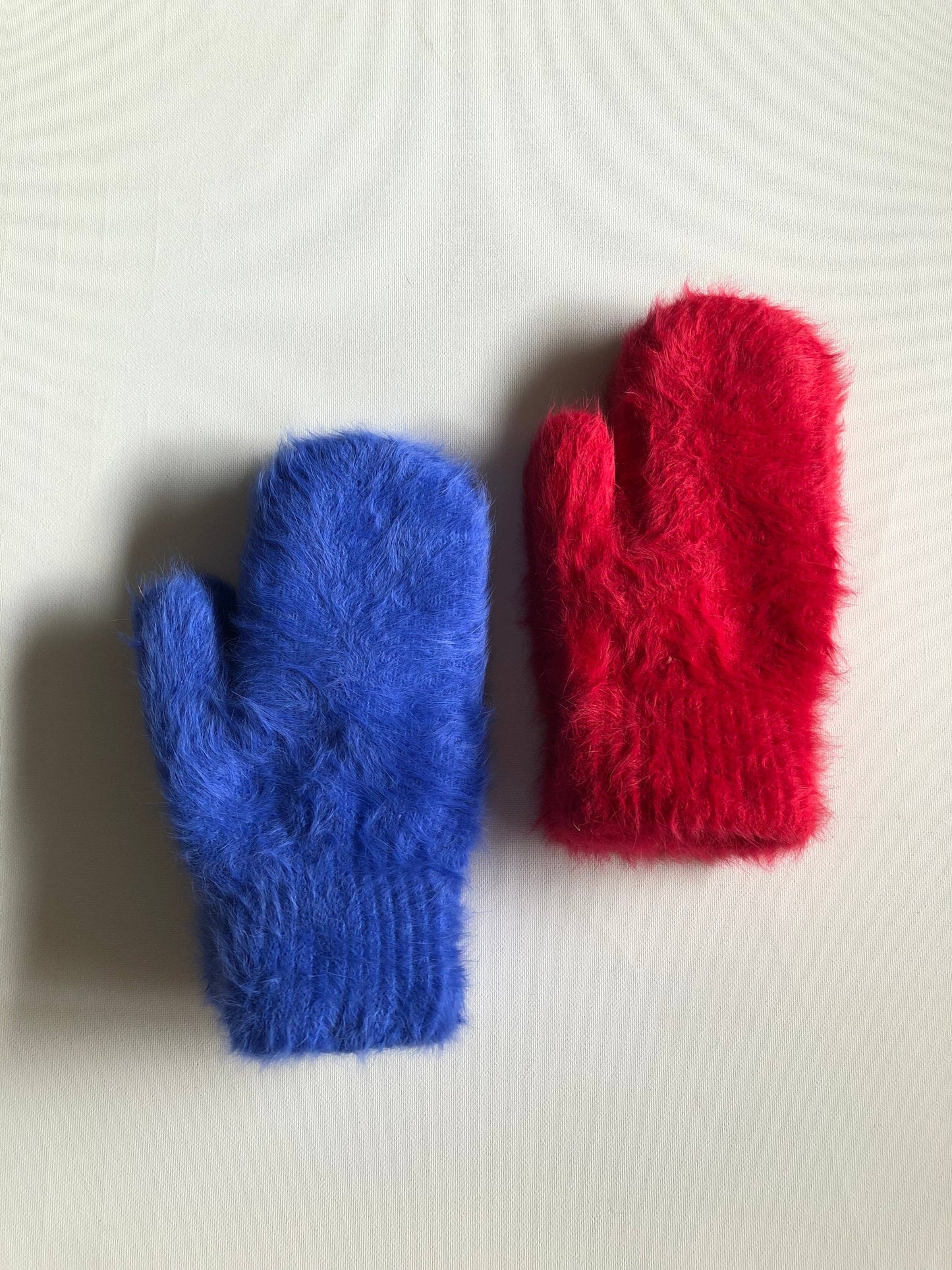 FLUFFY ANGORA MITTENS - crystal brights: Holly red ( Mid of November )