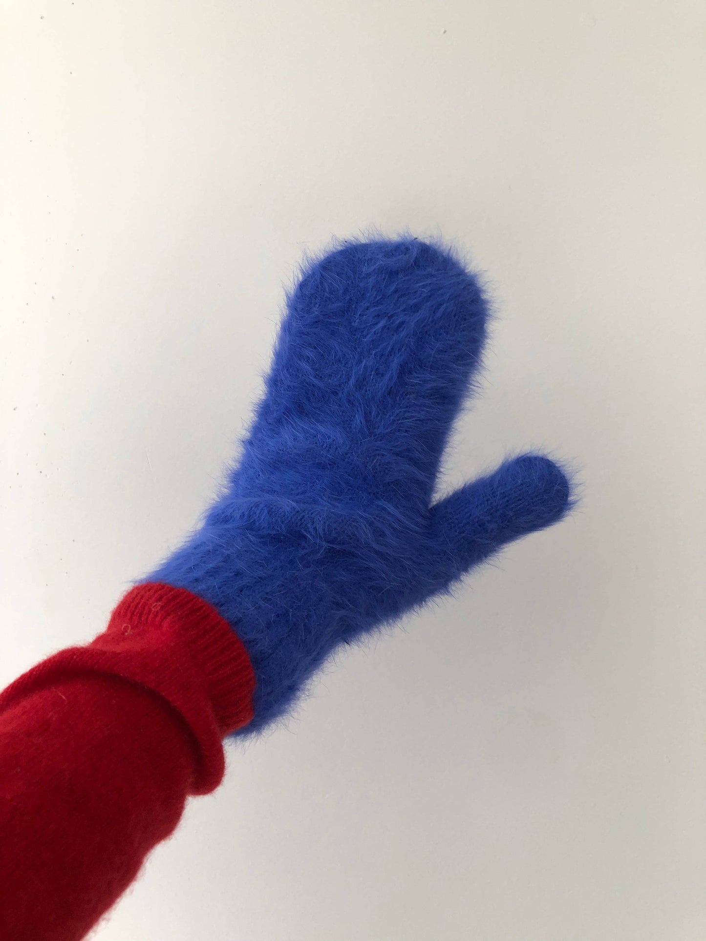 FLUFFY ANGORA MITTENS - crystal brights: Holly red ( Mid of November )
